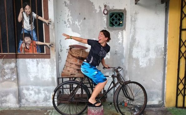 Katharina Mauder auf einem Fahrrad hat Spaß mit Kindern, Street Art, Malaysia, Kunst, Phantasie